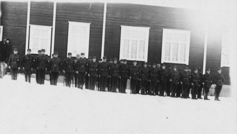 Vappuna 1929 suojeluskuntatalon edessä